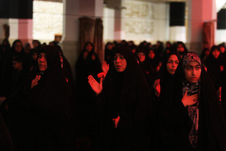 Photos: Mourning of Pilgrims of Hazrat Maoumeh Shrine on Night of Arbaeen