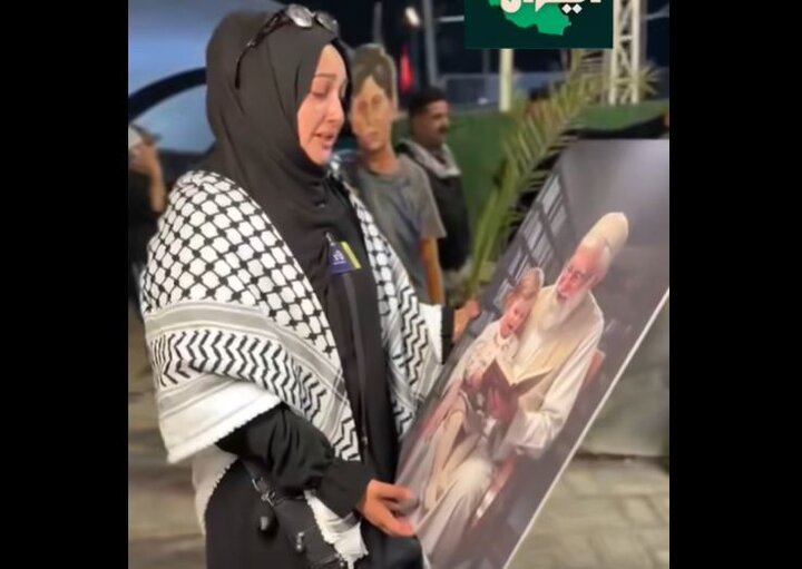 Video: American lady pilgrim's litany before a picture of martyred leader, Imam Khamenei, during Arbaeen pilgrimage