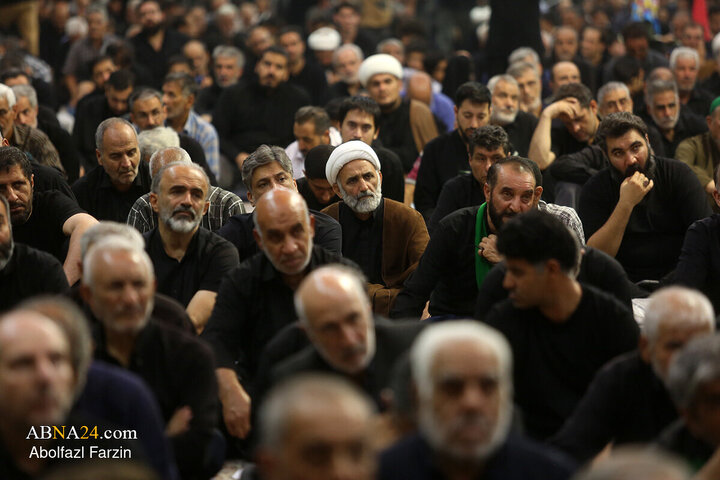 طنین قرائت زیارت اربعین با حضور پرشور زائران در حرم بانوی کرامت
