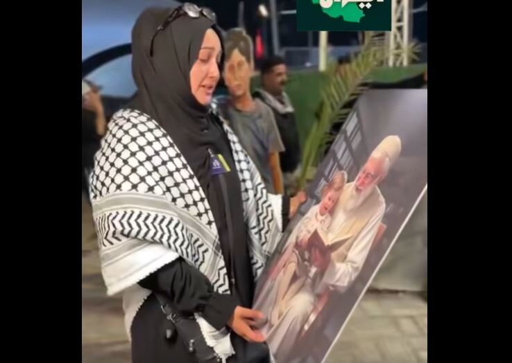 Video: American lady pilgrim's litany before a picture of martyred leader, Imam Khamenei, during Arbaeen pilgrimage