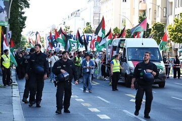 Centenas de manifestantes pró-Palestina protestam em Berlim contra a contínua agressão do regime israelense em Gaza