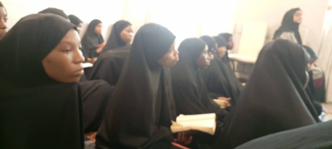Wanafunzi wa Hawzat Zahra (sa) Waadhimisha Arubaini ya Imam Hussein (as) kwa Kuonesha Mapenzi ya Vitendo kwa Ahlul-Bayt (as) +Picha