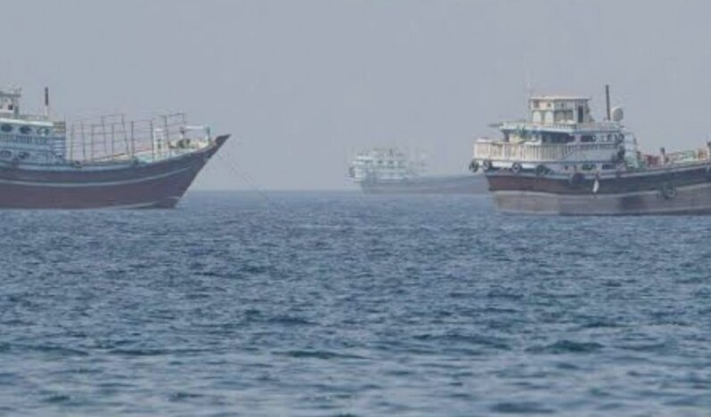 Hürmüz Boğazı’nda ABD’nin Hava Kalkanı Delindi: Onlarca Uçakla Korunan Gemi Vuruldu