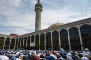 من مجلس الشريعة إلى المسلخ؛ كيف يستهدف اليمين المتطرف المسلمين البريطانيين؟