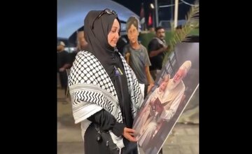 فيديو | زائرة أمريكية مسلمة جاءت لتشارك في زيارة الأربعينية تخاطب الإمام الشهيد السيد الخامنئي (ره)