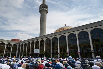 من مجلس الشريعة إلى المسلخ؛ كيف يستهدف اليمين المتطرف المسلمين البريطانيين؟