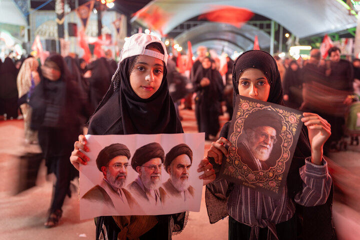 تقرير مصور/ استذكار الشهيد القائد الإمام الخامنئي عند العمود ١٠٨٠ على طريق الحسين (عليه السلام)