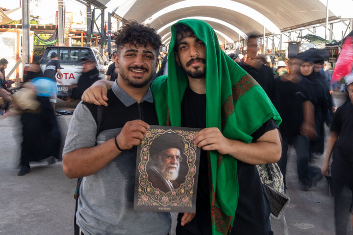 تقرير مصور/ استذكار الشهيد القائد الإمام الخامنئي عند العمود ١٠٨٠ على طريق الحسين (عليه السلام)