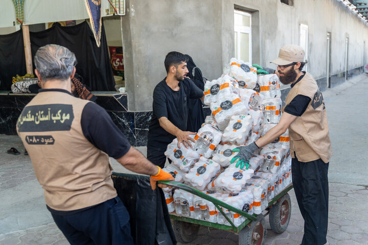 تقرير مصور/ جهود خدام العتبة المعصومية المقدسة باستضافة زوار الأربعين عند العمود ١٠٨٠ في العراق