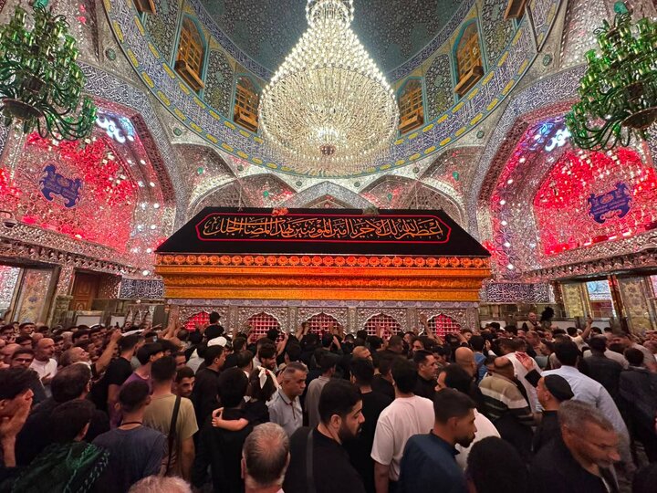 تقرير مصور/ العتبة العلوية المقدسة ترفع راية الحزن إيذاناً ببدء مراسم إحياء ذكرى استشهاد الرسول الأكرم