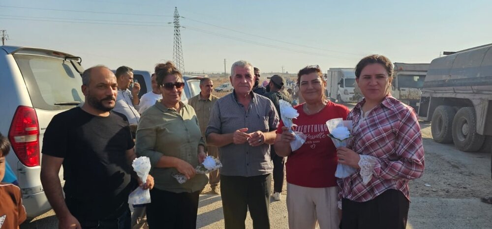 Yekemîn karavana penaberên Serê Kaniyê piştî 7 salan ber bi welatê xwe ve çû + wêne