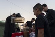 تقرير مصور/ تقديم خدمات لزائري ذكرى شهادة النبي الأكرم (صلى الله عليه وآله) على محور كربلاء – النجف
