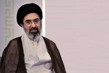 رئيس الجمهورية يلتقي قائد الثورة الإسلامية لبحث قضايا ومشكلات البلاد