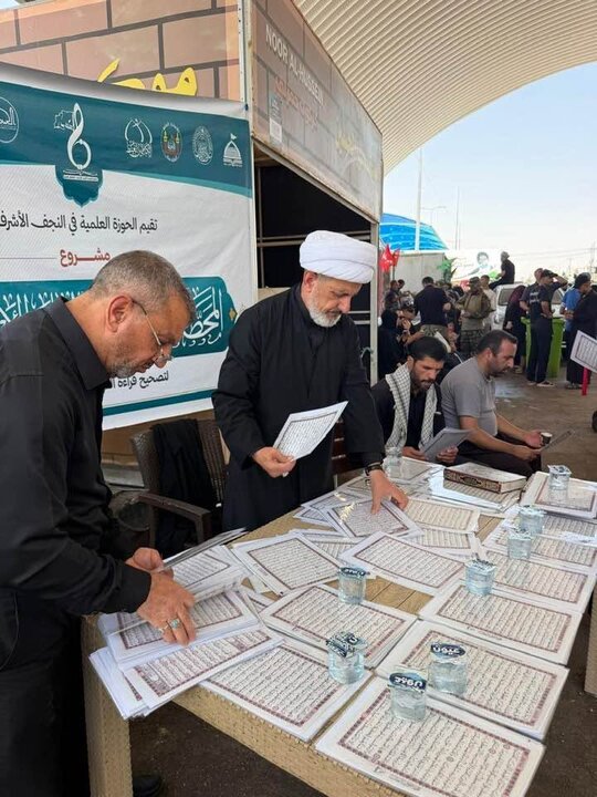 تقرير مصور/ الحوزة العلمية بالنجف الأشرف تقيم محطة قرآنية لتصحيح قراءة زوار الأربعين