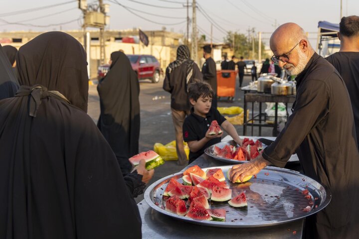 تقرير مصور/ تقديم خدمات لزائري ذكرى شهادة النبي الأكرم (صلى الله عليه وآله) على محور كربلاء – النجف