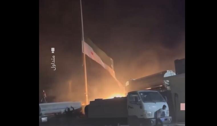 فيديو | إنزال علم حكومة الجولاني في مدينة "عين العرب" بسوريا