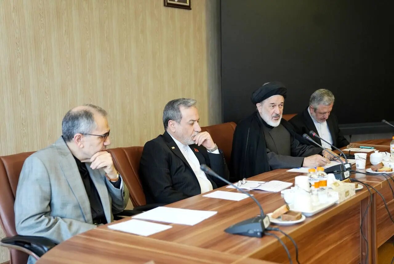 دیدار جمعی از اساتید و فضلای حوزه علمیه قم با وزیر امور خارجه در نشست هم‌اندیشی