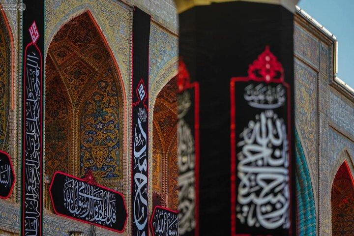 عکس خبری/ کتیبه‌آرایی حرم امام علی (ع) به مناسبت رحلت پیامبر(ص)