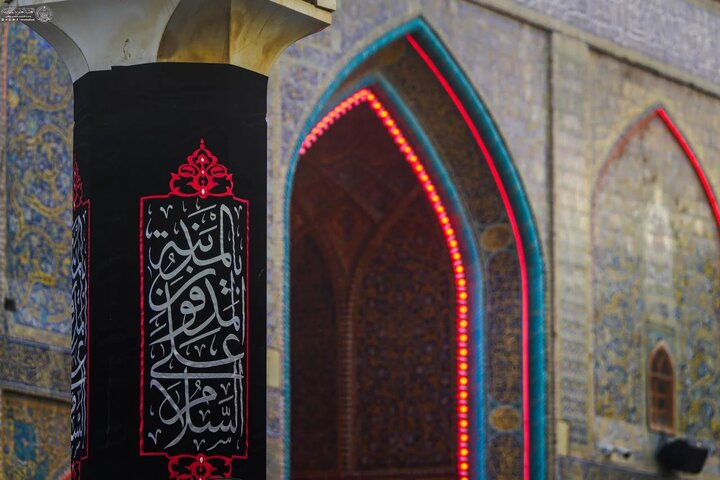 عکس خبری/ کتیبه‌آرایی حرم امام علی (ع) به مناسبت رحلت پیامبر(ص)