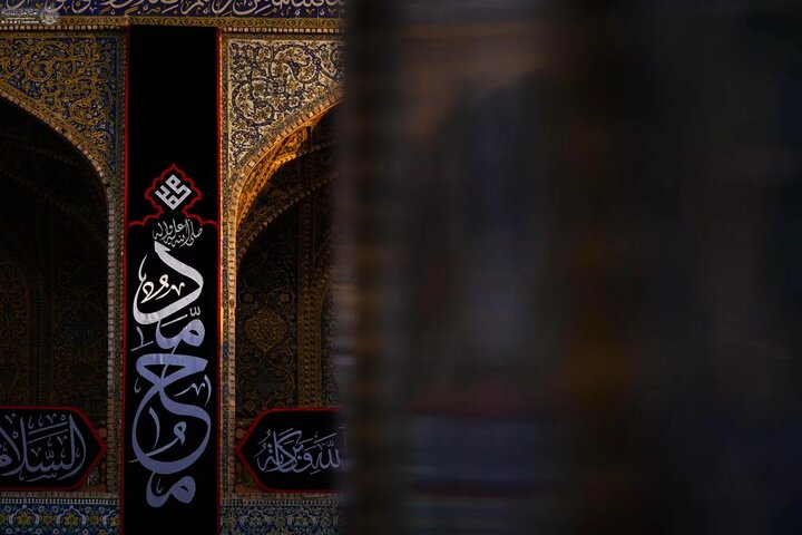 عکس خبری/ کتیبه‌آرایی حرم امام علی (ع) به مناسبت رحلت پیامبر(ص)