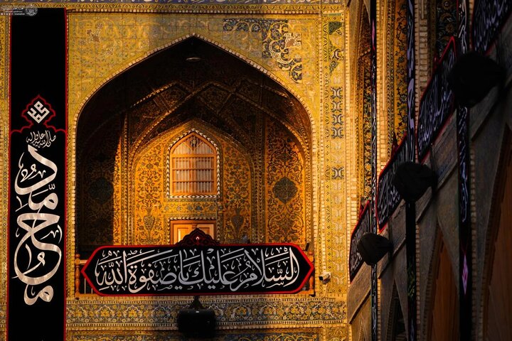 عکس خبری/ کتیبه‌آرایی حرم امام علی (ع) به مناسبت رحلت پیامبر(ص)