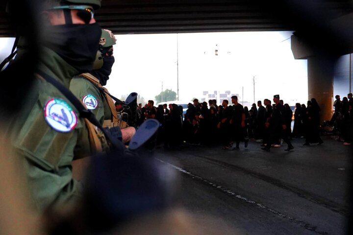تقرير مصور/ الحشد الشعبي ينظّم حركة الزائرين لإحياء ذكرى شهادة النبي (ص) في النجف الأشرف
