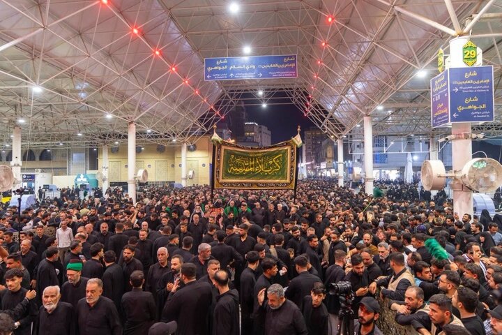 تقرير مصور/ موكب أهالي كربلاء يحيي ذكرى شهادة النبي الأكرم (ص) في حرم أمير المؤمنين(ع)