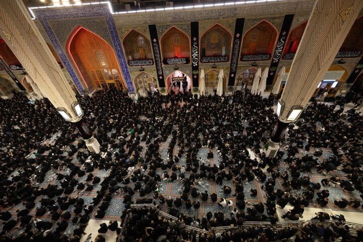 تقرير مصور/ موكب أهالي كربلاء يحيي ذكرى شهادة النبي الأكرم (ص) في حرم أمير المؤمنين(ع)