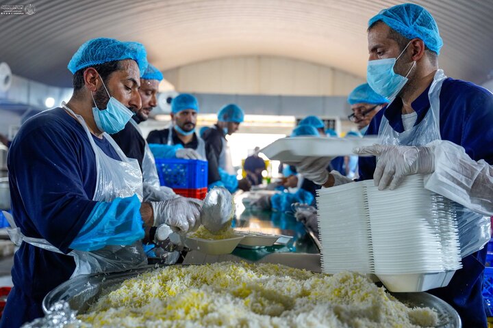 تقرير مصور/ 100 ألف وجبة طعام و12 موقعًا للضيافة لخدمة الزائرين في ذكرى شهادة النبي الأكرم (ص)