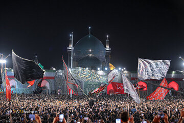 Ang seremonya ng Chahar Payeh Khani sa Banal na Dambana ng Razavi sa gabi ng pagkamartir ni Imam Reza