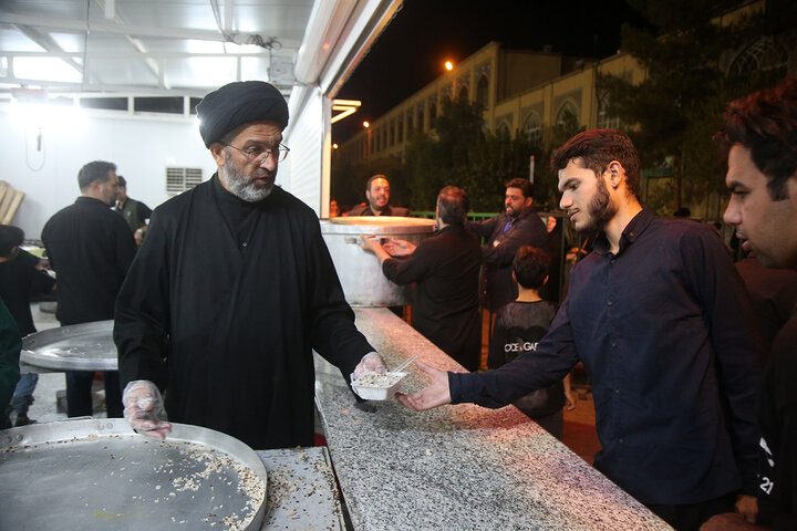 بازدید معاون فرهنگی و مدیرعالی حرم حضرت معصومه (س) از خدمت‌رسانی مواکب به زائران