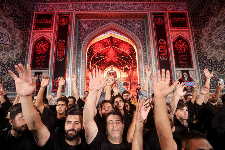 مراسم چهارپایه خوانی در حرم مطهر رضوی شب شهادت امام رضا(ع)