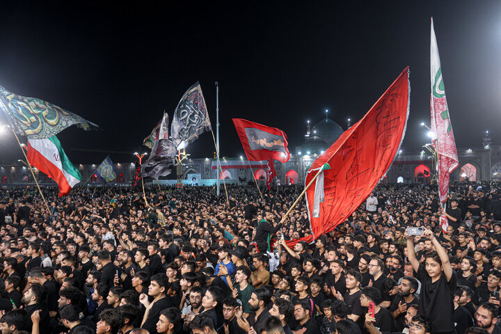 مراسم چهارپایه خوانی در حرم مطهر رضوی شب شهادت امام رضا(ع)