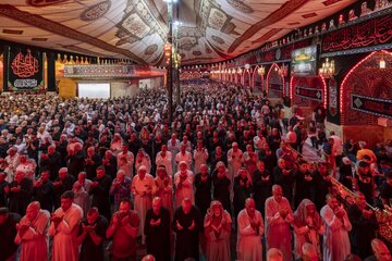 تقرير مصور/ أجواء  ليلة الجمعة الأخيرة من شهر صفر عند مرقد أبي الفضل العباس (عليه السلام)