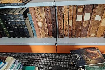 ترميم مجموعة من الكتب العلمية والتاريخية النادرة في العتبة العباسية المقدسة 