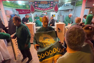 ویدیو | پذیرایی چایخانه‌های حضرتی از زائران در شام شهادت امام رضا(ع)