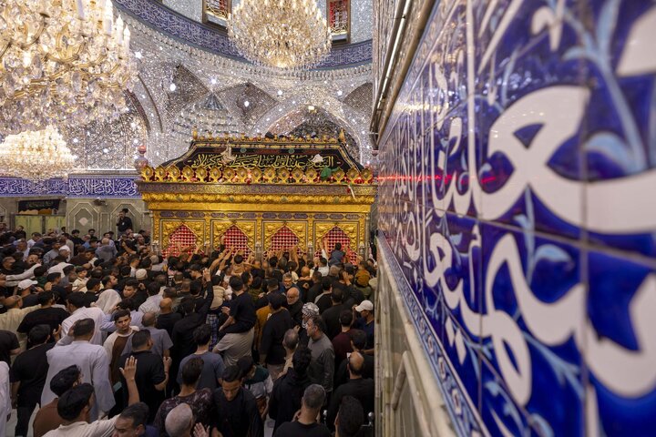 تقرير مصور/ أجواء  ليلة الجمعة الأخيرة من شهر صفر عند مرقد أبي الفضل العباس (عليه السلام)
