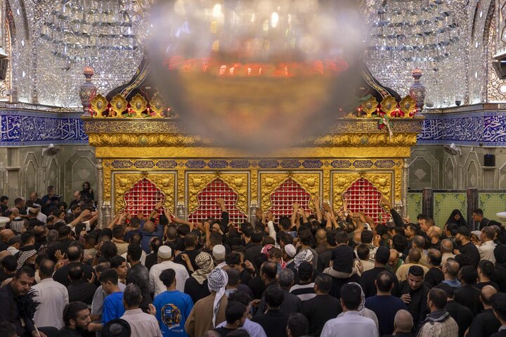 تقرير مصور/ أجواء  ليلة الجمعة الأخيرة من شهر صفر عند مرقد أبي الفضل العباس (عليه السلام)