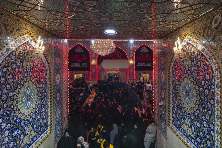 تقرير مصور/ إحياء ليلة الجمعة الأخيرة من شهر صفر عند حرم أبي الفضل العباس (ع) في كربلاء