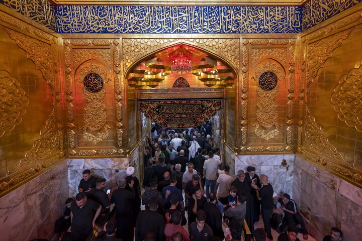 تقرير مصور/ إحياء ليلة الجمعة الأخيرة من شهر صفر عند حرم أبي الفضل العباس (ع) في كربلاء