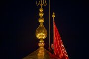تقرير مصور/ مع انتهاء موسم الأحزان.. استبدال راية قبة مرقد أبي الفضل العباس(ع)