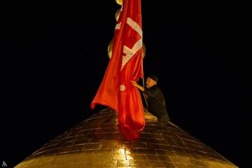 پرچم سرخ گنبد حرم امام حسین(ع) جایگزین پرچم عزا شد + عکس