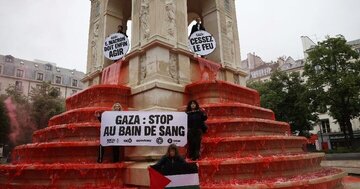 À Paris, une fontaine devient rouge : un geste symbolique contre les crimes commis à Gaza