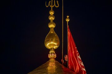تقرير مصور/ مع انتهاء موسم الأحزان.. استبدال راية قبة مرقد أبي الفضل العباس (ع)