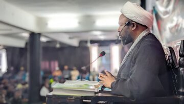 زعيم شيعي في تنزانيا: الإسلام ثابت على تعاليم النبي أهل البيت(ع) فقط