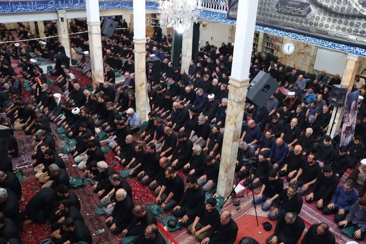 گزارش تصویری/ مراسم یادبود رهبر شهید در مدرسه علمیه آیت‌الله مجتهدی