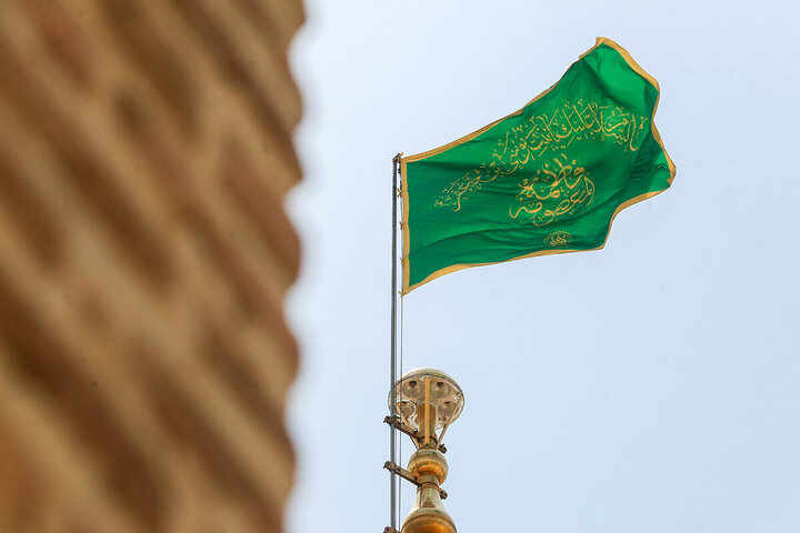 تقرير مصور/ إستبدال راية القبة المنورة لحرم السيدة المعصومة (ع) بقم
