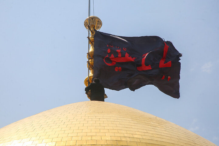 تقرير مصور/ إستبدال راية القبة المنورة لحرم السيدة المعصومة (ع) بقم