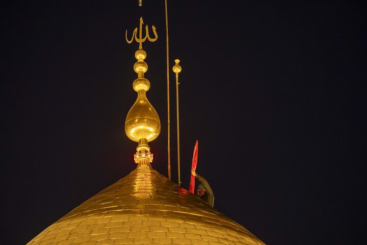 تقرير مصور/ مع انتهاء موسم الأحزان.. استبدال راية قبة مرقد أبي الفضل العباس (ع)