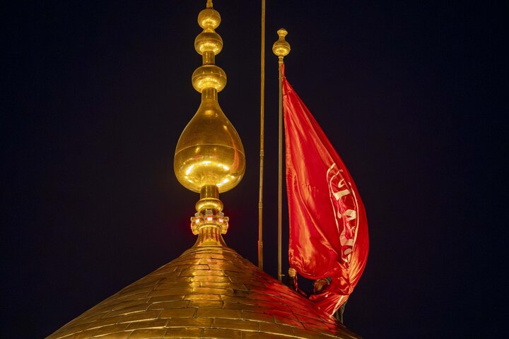 تقرير مصور/ مع انتهاء موسم الأحزان.. استبدال راية قبة مرقد أبي الفضل العباس (ع)